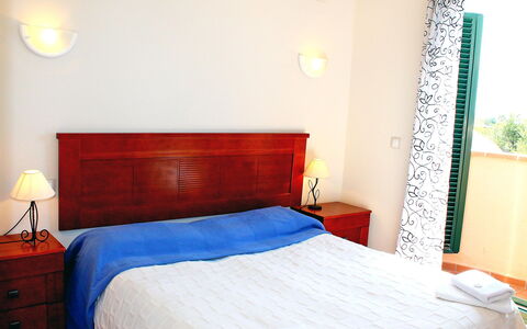 Mirador Ii: Camera Da Letto, Letto, Mobilia, Camera, Proprietà, Lenzuolo, Telaio Del Letto, Rosso, Interior Design, Parete