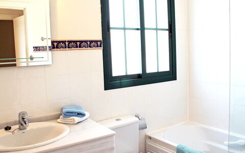 Mirador Ii: Bagno, Camera, Proprietà, Vasca Da Bagno, Interior Design, Costruzione, Casa, Mobiletto Del Bagno, Rubinetto, Finestra