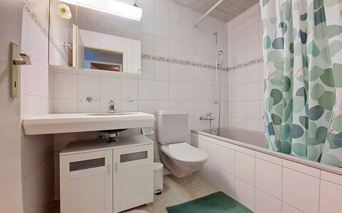 Firstsunne: Bagno, Pavimentazione, Idraulico Fixture, Interior Design, Pavimento, Lavandino Del Bagno, Gabinetto, Lavello, Toilet Seat, Mobiletto Del Bagno