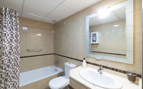 Roquetas de Mar 100: Specchio, Rubinetto, Idraulico Fixture, Lavello, Lavandino Del Bagno, Proprietà, Bagno, Costruzione, Interior Design, Architettura