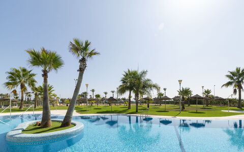 Roquetas de Mar 100: Acqua, Cielo, Pianta, Albero, Paesaggio Naturale, Arecales, Piscina, Tempo Libero, Resort Citta ', Erba