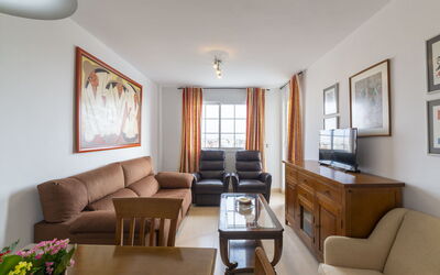 Monaco 01 100.2: Cornice, Tavolo, Mobilia, Divano, Proprietà, Legna, Interior Design, Pavimentazione, Architettura, Soggiorno