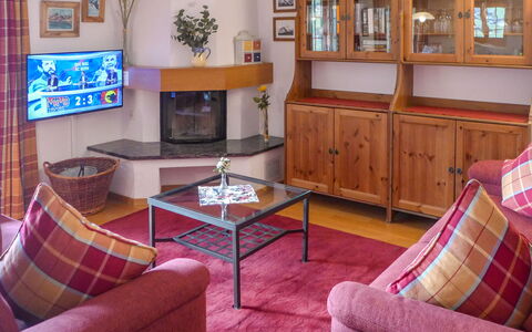 Chalet Nagano: Tavolo, Mobilia, Proprietà, Divano, Cornice, Cabinetry, Comfort, Televisione, Legna, Viola