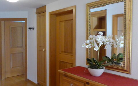 Chalet Nagano: Specchio, Pianta, Proprietà, Mobilia, Cabinetry, Porta, Pianta Della Casa, Vaso, Legna, Interior Design