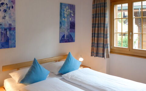 Chalet Nagano: Proprietà, Mobilia, Finestra, Blu, Comfort, Costruzione, Azzurro, Tessile, Legna, Shade