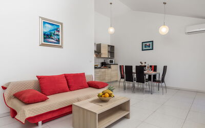 Romana 101.3: Tavolo, Cornice, Divano, Mobilia, Proprietà, Interior Design, Arancia, Soggiorno, Divano Letto, Pavimentazione