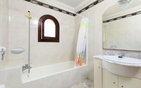 Balcon al Mar: Bagno, Proprietà, Camera, Interior Design, Piastrella, Parete, Soffitto, Architettura, Costruzione, Pavimento