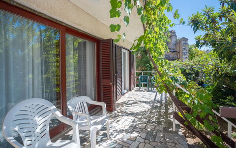 Andrijana: Proprietà, Costruzione, Pianta, Legna, Interior Design, Sedia, Tempo Libero, Immobiliare, Tavolo, Paesaggio