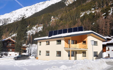 Längenfeld 330: Neve, Cielo, Costruzione, Montagna, Finestra, Pendenza, Casa, Albero, Geomorfologia Glaciale, Zona Residenziale