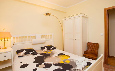 Sardenya - Casp: Camera, Proprietà, Mobilia, Camera Da Letto, Interior Design, Giallo, Letto, Casa, Pavimento, Costruzione