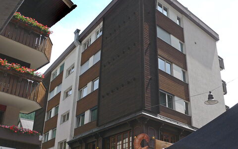 Center: Cielo, Costruzione, Finestra, Proprietà, Palazzone, Urban Design, Condominio, Architettura, Casa, Quartiere