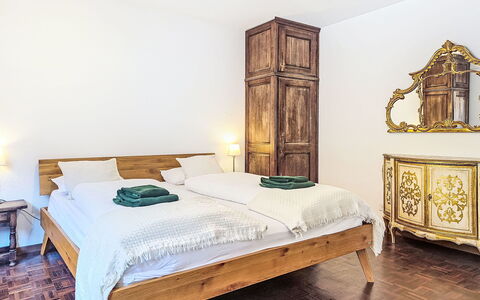Center: Letto, Camera Da Letto, Bedding, Interior Design, Mobilia, Lenzuolo, Pavimentazione, Pavimento, Legna, Camera