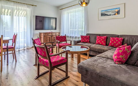 Riki: Mobilia, Interior Design, Pavimentazione, Divano, Pavimento, Camera, Soggiorno, Soffitto, Tavolo, Pavimento In Legno