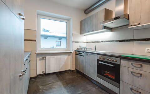 Riki: Cucina, Controsoffitto, Elettrodomestico Da Cucina, Apparecchio Major, Pavimentazione, Cabinetry, Soffitto, Elettrodomestico, Interior Design, Pavimento