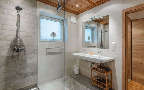 Riki: Pavimentazione, Interior Design, Idraulico Fixture, Pavimento, Legna, Soffitto, Bagno, Casa, Idraulico, Illuminazione