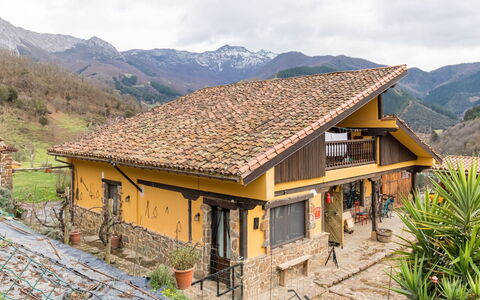 Potes Viñon: Acqua, Cielo, Proprietà, Costruzione, Pianta, Blu, Azzurro, Piscina, Natura, Albero