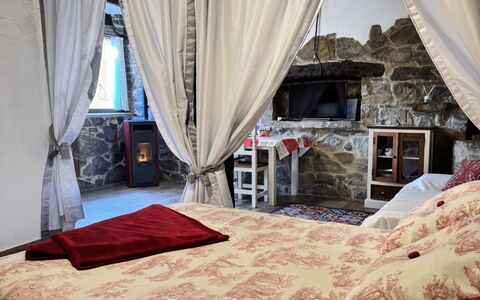 Potes Vinon - Cabaña: Mobilia, Comfort, Tenda, Legna, Tessile, Finestra, Shade, Costruzione, Interior Design, Architettura