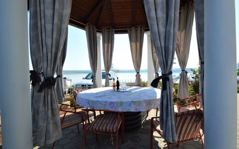 Raslina 100: Mobilia, Tavolo, Sedia, Tenda, Shade, Interior Design, Legna, Tovaglia, Acqua, Tinte E Ombre