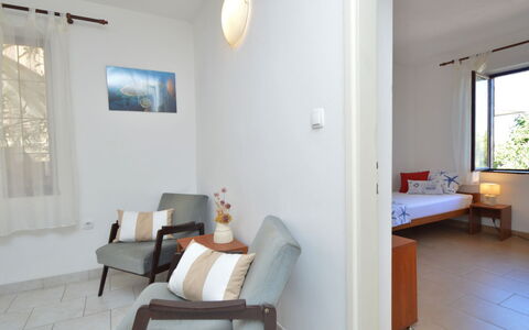 Slađana: Mobilia, Proprietà, Finestra, Costruzione, Porta, Legna, Sedia, Tavolo, Interior Design
