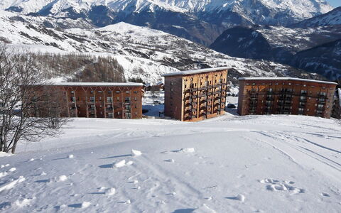 Le Corbier 600: Cielo, Neve, Montagna, Proprietà, Costruzione, Pendenza, Architettura, Albero, Casa, Paesaggio Naturale