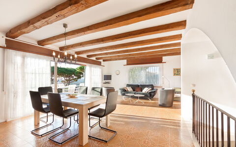 Playa de Aro 511: Camera, Interior Design, Soffitto, Costruzione, Proprietà, Mobilia, Soggiorno, Casa, Pavimento, Casa