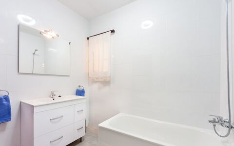 Playa de Aro 511: Bagno, Camera, Proprietà, Pavimento, Interior Design, Vasca Da Bagno, Rubinetto, Immobiliare, Soffitto, Piastrella