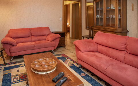 Roc Lyv: Mobilia, Interior Design, Pavimentazione, Pavimento, Divano, Legna, Camera, Tessile, Soggiorno, Soffitto