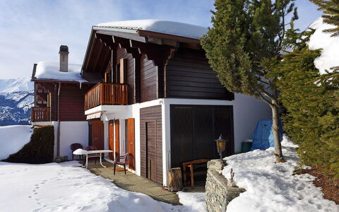 Chalet Praline: Cielo, Neve, Nube, Costruzione, Finestra, Albero, Pianta, Pendenza, Casa, Villetta