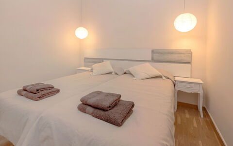 Eixample Esquerre Arago Rocafort: Camera Da Letto, Letto, Mobilia, Camera, Proprietà, Lenzuolo, Materasso, Bedding, Telaio Del Letto, Interior Design