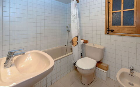 Eixample Esquerre Arago Rocafort: Bagno, Proprietà, Camera, Piastrella, Parete, Vasca Da Bagno, Idraulico Fixture, Architettura, Pavimento, Interior Design