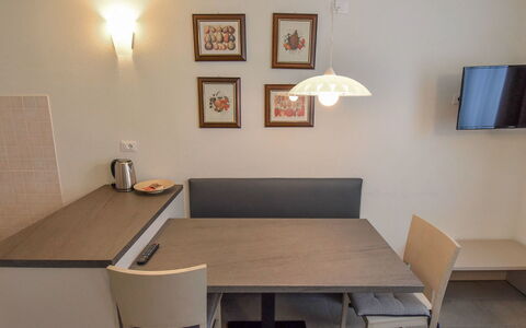 Kristall: Cornice, Tavolo, Proprietà, Costruzione, Legna, Interior Design, Pavimento, Architettura, Pavimentazione, Casa