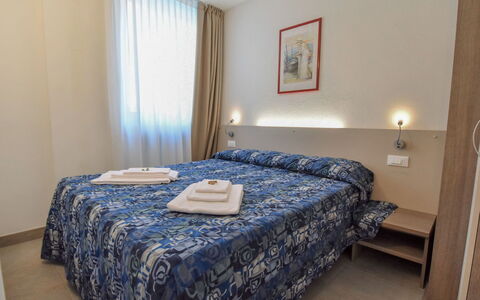 Kristall: Proprietà, Mobilia, Azzurro, Legna, Architettura, Interior Design, Comfort, Pavimento, Letto