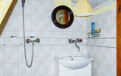 Rosso: Specchio, Rubinetto, Idraulico Fixture, Proprietà, Lavello, Lavandino Del Bagno, Bagno, Viola, Interior Design, Pavimento