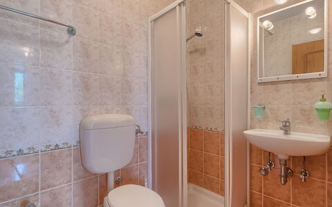Villa Plac: Bagno, Proprietà, Camera, Idraulico Fixture, Piastrella, Parete, Architettura, Bagno Accessorio, Immobiliare, Interior Design