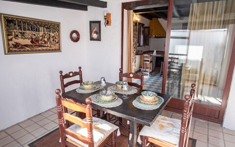 Nina Celi: Proprietà, Camera, Sala Da Pranzo, Mobilia, Costruzione, Immobiliare, Casa, Tavolo, Interior Design, Cucina & Sala Da Pranzo Tavolo