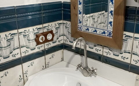 Nina Celi: Bagno, Proprietà, Piastrella, Camera, Ceramica, Pavimento, Rubinetto, Casa, Architettura, Immobiliare