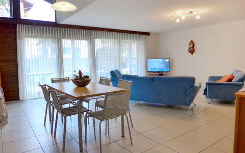 Von Allmen: Mobilia, Tavolo, Proprietà, Blu, Costruzione, Cabinetry, Pianta Della Casa, Sedia, Interior Design, Legna