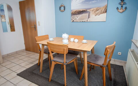 Molenstrasse: Mobilia, Pavimentazione, Legna, Pavimento, Interior Design, Sala Da Pranzo, Tavolo, Sedia, Cucina & Sala Da Pranzo Tavolo, Camera