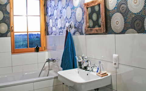 Dworczysko: Blu, Bagno, Idraulico Fixture, Interior Design, Pavimentazione, Piastrella, Rubinetto, Idraulico, Pavimento, Lavandino Del Bagno