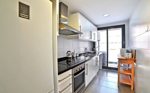 Isleta Marina: Proprietà, Camera, Cucina, Costruzione, Mobilia, Interior Design, Casa, Giallo, Cabinetry, Controsoffitto