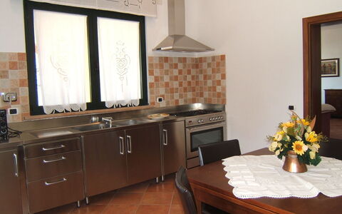 Villa Giulia Follonica: Camera, Mobilia, Proprietà, Controsoffitto, Cabinetry, Interior Design, Cucina, Costruzione, Pavimento, Piastrella