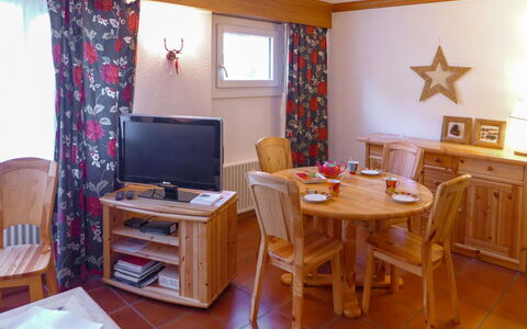 Résidence Christina Apt. 305: Tavolo, Mobilia, Proprietà, Finestra, Tenda, Sedia, Legna, Televisione, Interior Design, Soggiorno