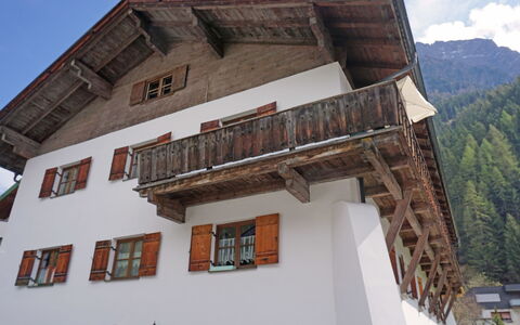 Mühlbach: Cielo, Costruzione, Finestra, Nube, Albero, Legna, Pianta, Montagna, Casa
