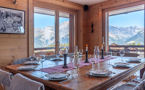 Nendaz 421: Tavolo, Tavola, Mobilia, Proprietà, Stemware, Dishware, Piatto, Tovaglia, Interior Design, Tessile
