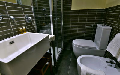 Tipo C 130.10: Rubinetto, Idraulico Fixture, Vasca Da Bagno, Bagno, Lavello, Lavandino Del Bagno, Viola, Interior Design, Architettura