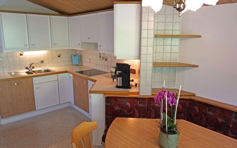 Erika: Mobilia, Tavolo, Proprietà, Cabinetry, Pianta, Lavello, Lavandino Della Cucina, Controsoffitto, Sedia, Vaso Di Fiori