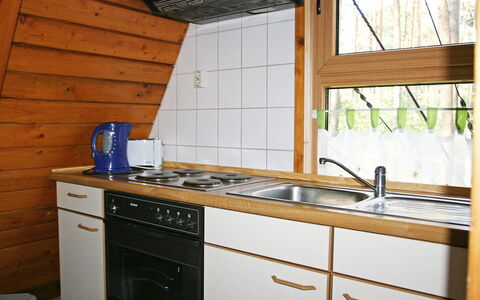 Arendsee 100: Cucina, Controsoffitto, Camera, Cabinetry, Proprietà, Mobilia, Cucina Stufa, Piastrella, Stufa A Gas, Interior Design