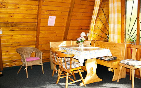 Arendsee 100: Camera, Mobilia, Tavolo, Proprietà, Interior Design, Giallo, Costruzione, Casa, Sedia, Sala Da Pranzo