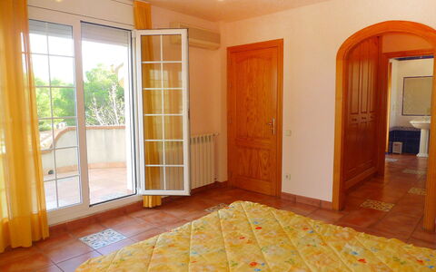 Villa Caleta: Proprietà, Camera, Pavimento, Costruzione, Mobilia, Immobiliare, Interior Design, Casa, Pavimentazione, Pavimento In Legno