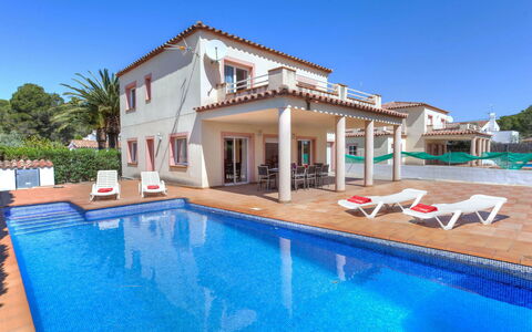 Villa Cala Nova a: Acqua, Cielo, Proprietà, Piscina, Pianta, Costruzione, Shade, Mobili Da Esterno, Lettino, Sedia